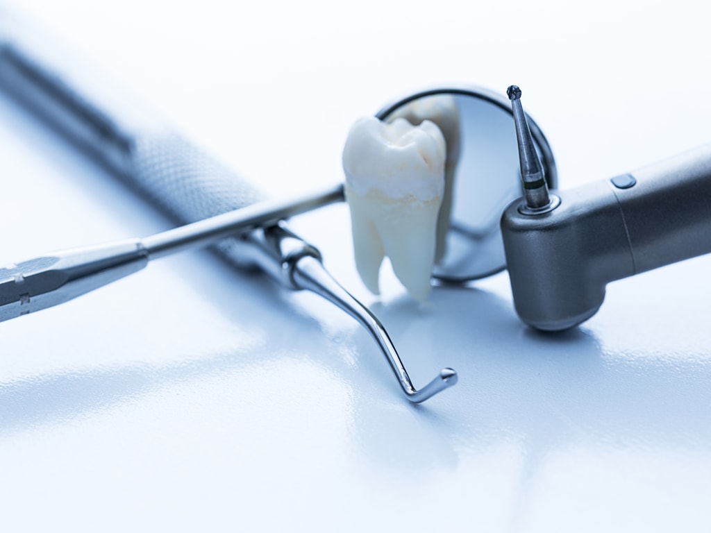 evocation soins dentaires avec instruments de dentiste